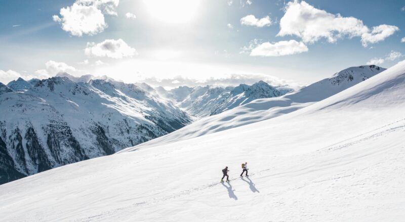 Pakning til Skiferien: Guide til Det Vigtigste Skiudstyr